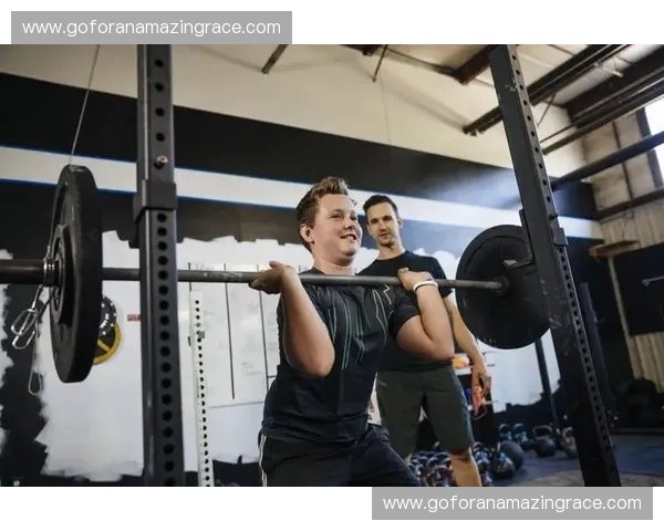 以爆发训练为核心打造全面提升运动表现的体系与力量速度协调发展的方案